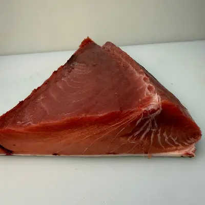 HONMAGURO Section SHIPPO AAA - (TAIL CUTS) FRESH FARMED BLUEFIN TUNA - Thunnus orientalis中トロ  しっぽ  AAA Tail CHUTORO (MARBLED).png