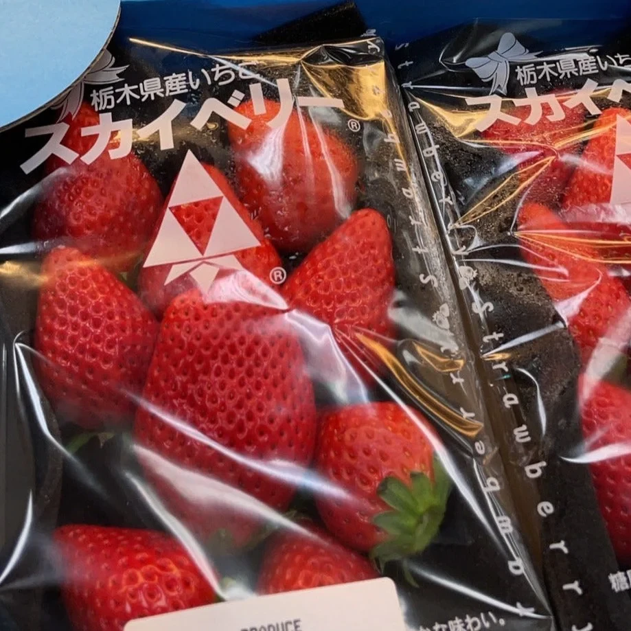 japanese-deluxe-strawberry-large-400g-limited-availability_2.webp